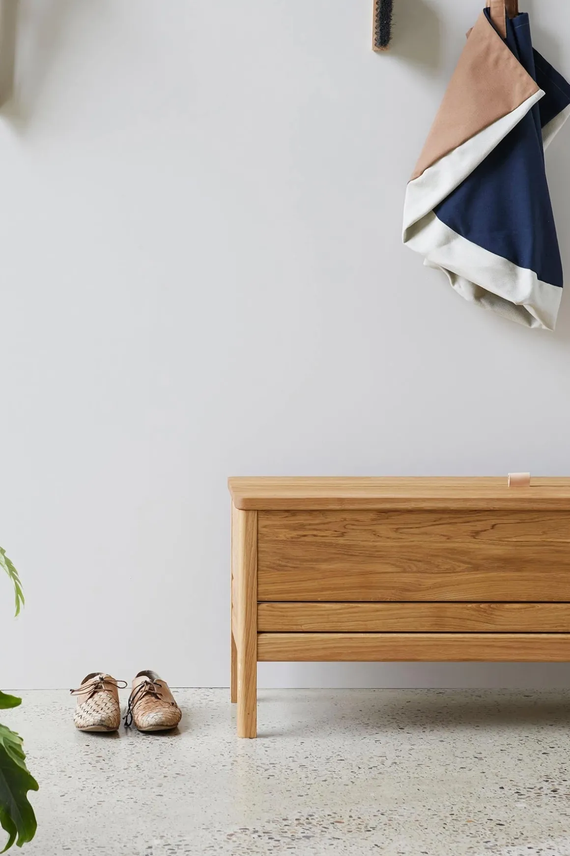 Benk - A Line Storage Bench 111 Eik