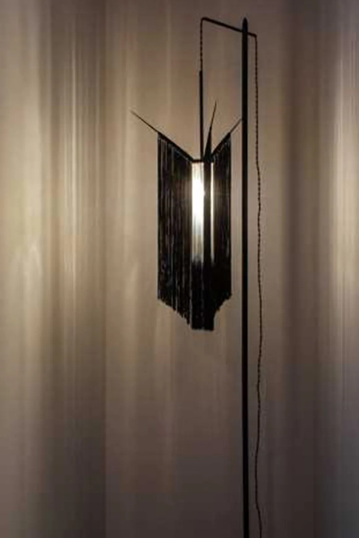 Gulvlampe - Chan 2 Sort/Hvit l50xb40xh200cm