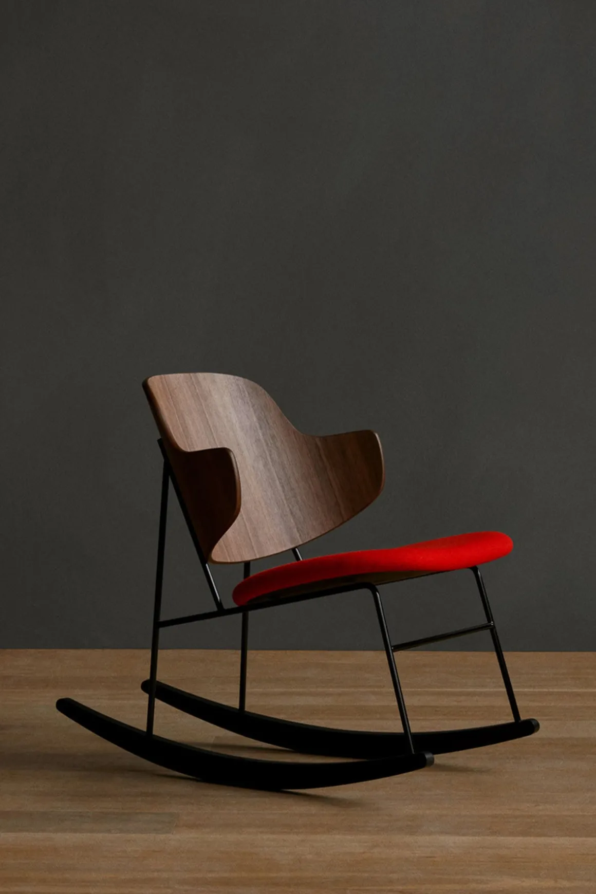 Gyngestol - The Penguin Rocking Chair 600 Hallingdal, Black Steel, Walnut