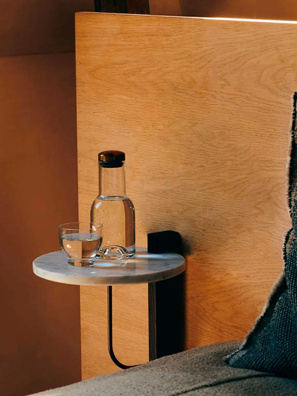 Hylle - Corbel Dark Stained Oak Carrara Marble