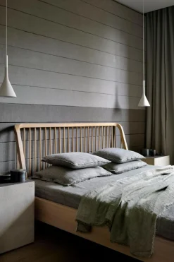 Seng - Spindle Bed 160x200cm Oak