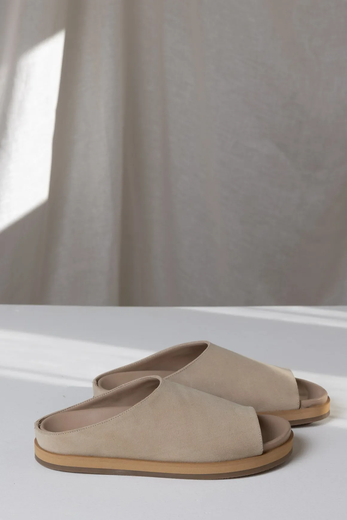 Sko - Sandaler Slippers Julita Suede Sand