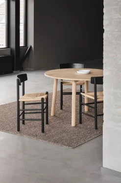 Spisestuestol - J39 Folkestolen Sortlakkert Eik / Naturfarget Papirgarn